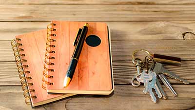 Schl�ssel und Notizbuch f�r den Verkauf einer Erbimmobilie