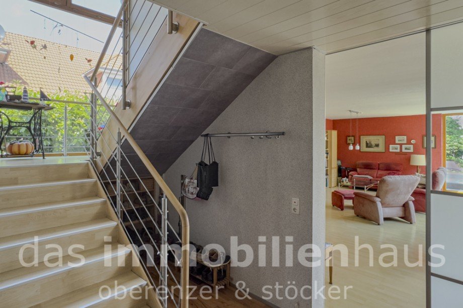 Treppenhaus mit Blick ins Wohnzimmer - Einfamilienhaus mit Pool in Lehre Einfamilienhaus Lehre