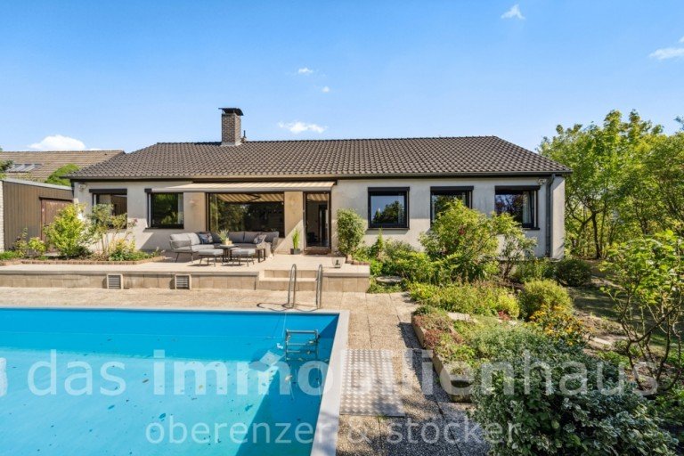 53 Au�en R�ckansicht Wolfenb�ttel Einfamilienhaus Savoir vivre - Gro�z�giger Bungalow mit Au�enschwimmbad