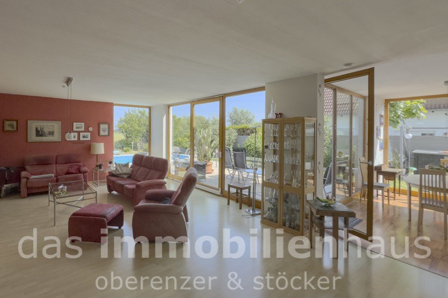 Wohnzimmer mit Blick in Essbereich - Einfamilienhaus mit Pool in Lehre Einfamilienhaus Lehre