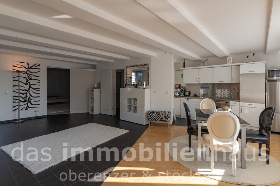 Blick in Wohn- und Essbereich in Braunschweig Innenstadt Etagenwohnung Braunschweig
