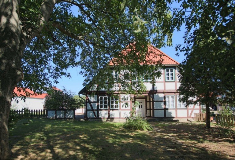 Giebelansicht S�d Warberg Haus Pferdehof in fast Alleinlage