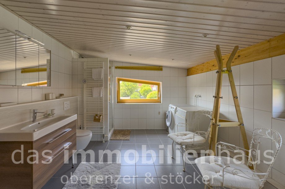 Badezimmer OG mit Wanne und Dusche - Einfamilienhaus mit Pool in Lehre Einfamilienhaus Lehre