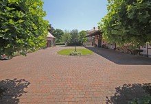 Blick auf Hof Gutsherrenhaus der besonderen Art...