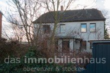 Au�enansicht Stra�e gro�es Einfamilienhaus Braunschweig Bevenrode Gro�es Haus mit viel Platz und sch�nem Garten in Bevenrode