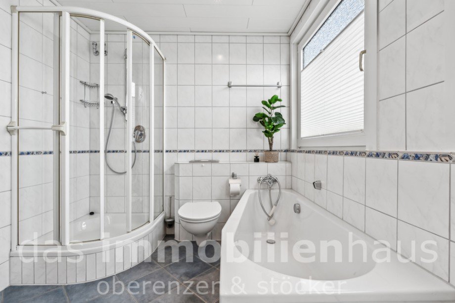 Badezimmer - Einfamilienhaus Kettenhaus Braunschweig Volkmarode Doppelhaush�lfte Braunschweig