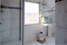 WohngDG_Bad2 2-Familienhaus-Doppelhaush�lfte mit Garage an der K�lberwiese