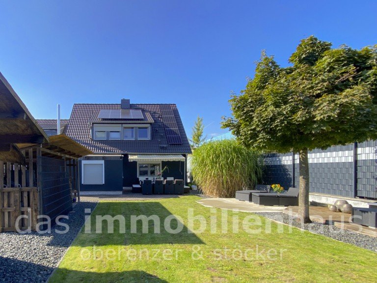 Gartenansicht - Einfamilienhaus in Braunschweig Gliesmarode mit Garten Braunschweig - Gliesmarode Einfamilienhaus Familienidylle in Braunschweig-Ost: Klein, charmant und energetisch top saniert (Energiebedarf A)