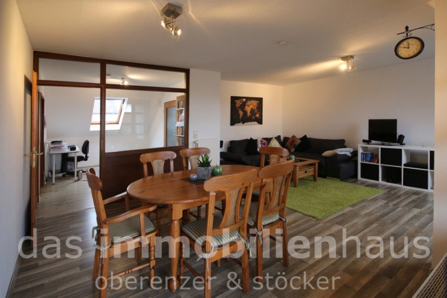 Wohnbereich_Blick zum Wohnflur Dachgeschosswohnung Braunschweig / Schapen