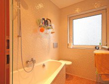 Bad 3 Zimmer Wohnung - renoviert mit Balkon